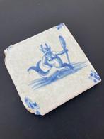 Tegel - Antieke Delfts blauwe mythologische tegel met een, Antiek en Kunst