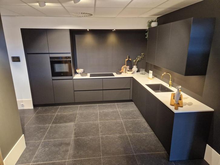 Mooi strakke hoekkeuken!, Huis en Inrichting, Keuken | Complete keukens, Composiet, Greeploos, Hoogglans of Gelakt, Zwart, Nieuw