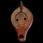 Laat-Romeins / Vroeg-Byzantijns Terracotta Olie lamp met