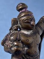 Devotionele sculptuur van dansende Krishna op het hoofd van