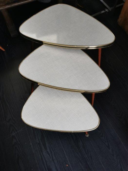 Set bijzettafels - hout, formica, koper - Drie, Antiek en Kunst, Kunst | Designobjecten