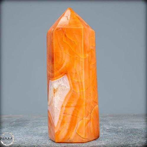 Prachtige carneool met druze Obelisk- 574.65 g, Verzamelen, Mineralen en Fossielen