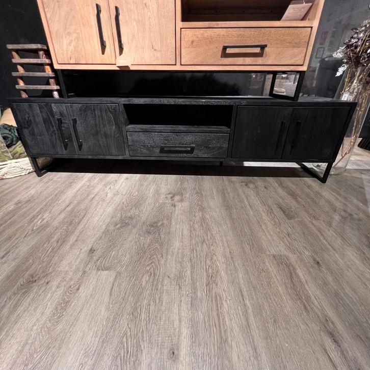 Tv-meubel Piastra - Mangohout in deep black - Pronto Wonen, Huis en Inrichting, Kasten | Televisiemeubels, Nieuw, 150 tot 200 cm