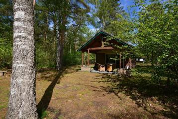 vrijstaand huisje met sauna, grote tuin beschikbaar voor biedingen