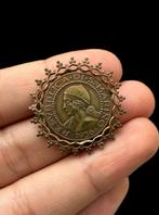 Curieus en verfijnd antiek bronzen souvenirspeld in Art