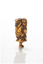Een fraaie netsuke van een hertengeweih met een Gama Sennin