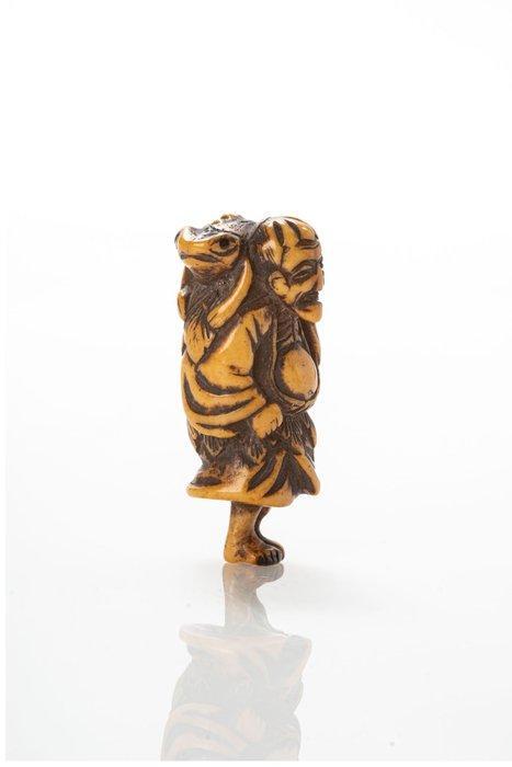 Een fraaie netsuke van een hertengeweih met een Gama Sennin, Antiek en Kunst, Antiek | Overige Antiek