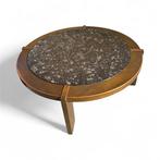 Tafel - fossiele steen, massief eiken - Een brutalistische