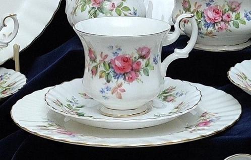 Royal Albert - Theeservies (32) - Form Montrose -, Antiek en Kunst, Antiek | Meubels | Tafels