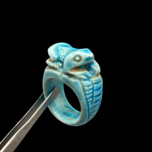 Replica van het oude Egypte Ring met een kikker bovenop God, Antiek en Kunst, Antiek | Overige Antiek