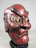 Mask - Hout, Jii-masker  met een licht boze uitdrukking