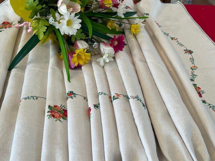 ricami fatti a mano che raffigurano motivi floreali di rose, Antiek en Kunst, Antiek | Kleden en Textiel