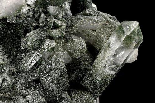 Hoogwaardige alpine kwarts met groene Ripidoliet-inclusies,, Verzamelen, Mineralen en Fossielen