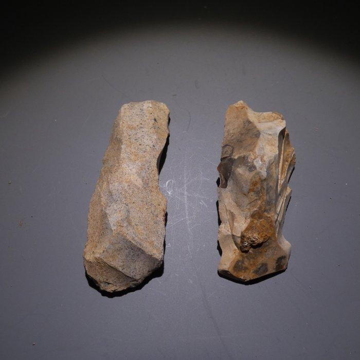 Neolithisch 2 vuurstenen. 6,7 cm L. Mes - 5000 v.Chr. Bijl, Antiek en Kunst, Antiek | Overige Antiek