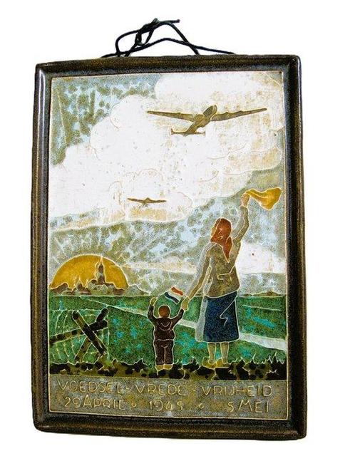 Tegel - Twee Cloisonné tegels uit de serie Oorlog en, Antiek en Kunst, Antiek | Glas en Kristal