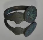 Middeleeuws Middeleeuwse bronzen ring met een bloemvormig, Sieraden, Tassen en Uiterlijk, Antieke sieraden