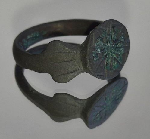 Middeleeuws Middeleeuwse bronzen ring met een bloemvormig, Sieraden, Tassen en Uiterlijk, Antieke sieraden