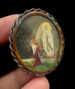 Gotische en mysterieuze driedimensionale religieuze speld in