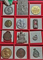 Italië. Collezione di 12 medaglie e distintivi,