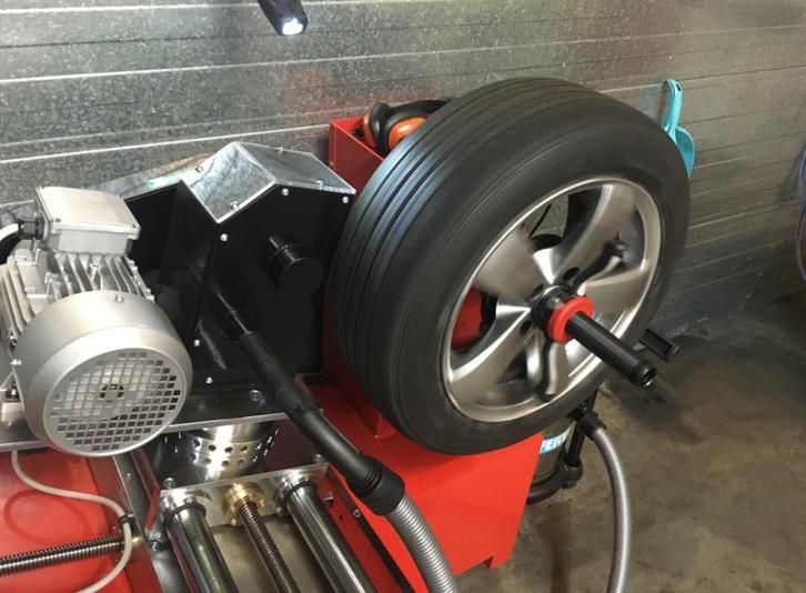 Banden Trimmen / Tire Trimmig €35 per band incl,BTW, Diensten en Vakmensen, Auto en Motor | Monteurs en Garages, Apk-keuring, Bandenservice