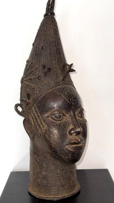 Tête de dignitaire au haut cimier - sculptuur - Nigeria, Antiek en Kunst, Kunst | Niet-Westerse kunst