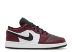 Air Jordan 1 Low SE Dark Beetroot Roma Green (GS) | Nieuw, Kleding | Heren, Schoenen, Nieuw, Ophalen of Verzenden