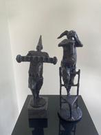 Beeldje, Zwaar en abstract brons sculpturen van 2 clowns met