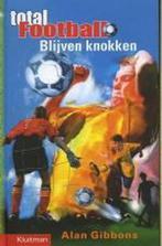 Blijven knokken / Total football 9789020669053 A. Gibbons, Boeken, Kinderboeken | Jeugd | 10 tot 12 jaar, Verzenden, Gelezen, A. Gibbons