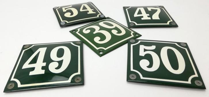 Boerengroen huisnummer jaren 30 stijl, Verzamelen, Merken en Reclamevoorwerpen, Verzenden