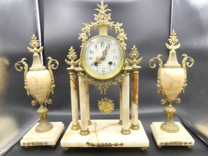 Klok en garnituur set - Société Clusienne - - Verguld brons, Antiek en Kunst, Antiek | Klokken