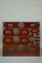 Ladekast - Een mooie Chestnut Ishô-dansu kledingkast ()