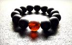 Armband met Baltisch amber kralen in zwart/cognac 16mm 32,8
