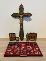 Groot muurskruis van zwaar metaal, 43 cm + religieus lot: 50