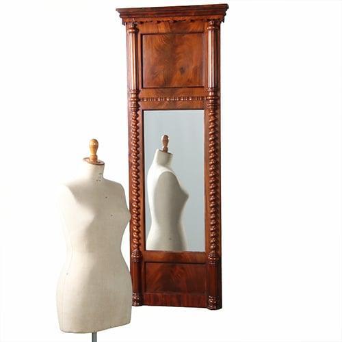 Biedermeier spiegel ca 1835 met onder en boven een bloemmaho, Antiek en Kunst, Antiek | Spiegels, Ophalen of Verzenden