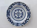 Zeldzaam groot Chinees porseleinen blauw-wit Vajra bord of