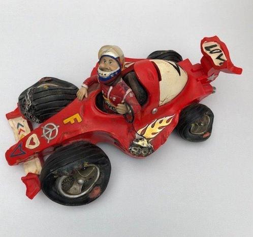 Figuur - Rennfahrer in rotem Auto mit verschiedenen Symbolen, Antiek en Kunst, Antiek | Overige Antiek