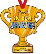 Trofee  met lint en tekst  ik ben jarig  45x, Diversen, Rommelmarktspullen, Nieuw