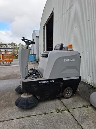 Opzit veegmachine Kremer, KRYZS4 beschikbaar voor biedingen