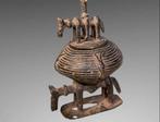 Petit Bronze Dogon - Pot met een figuur zittend op een, Antiek en Kunst