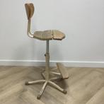 Tweedehands Vintage Levererad houten schoolstoel met, Huis en Inrichting, Stoelen, Ophalen of Verzenden, Gebruikt, Hout, Eén