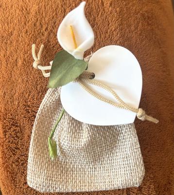 Jute giftbag met hart kaartje, pepermuntjes cala lily beschikbaar voor biedingen