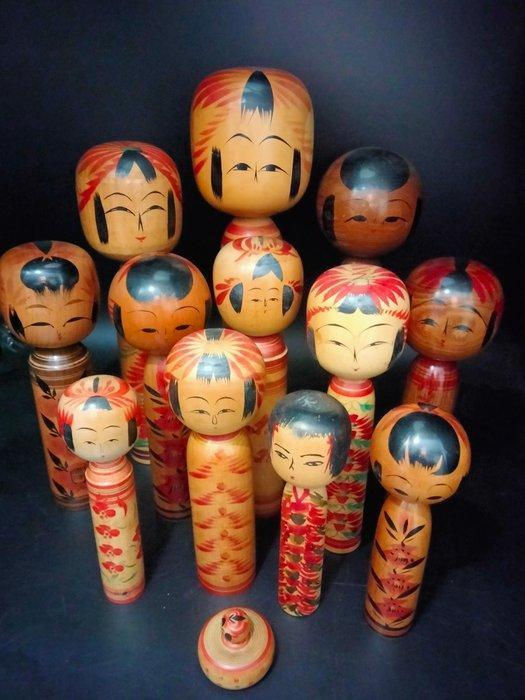 Beeldje (13) - Dertien traditionele kokeshi in verschillende, Antiek en Kunst, Curiosa en Brocante
