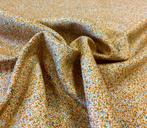 Zacht textiel met een multicolora stippenpatroon,