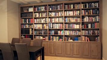 Maatwerk design boekenkasten in noten of eikenhout: Westra