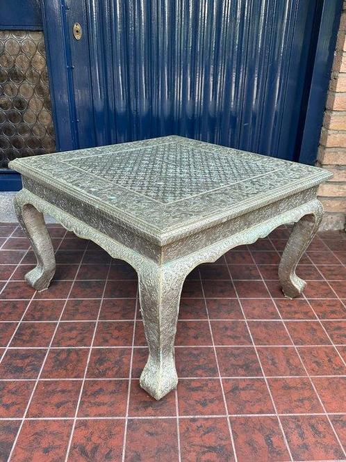 Tafel - Hout, Metaal - Metaal beklede Bajot kruk, Antiek en Kunst, Curiosa en Brocante