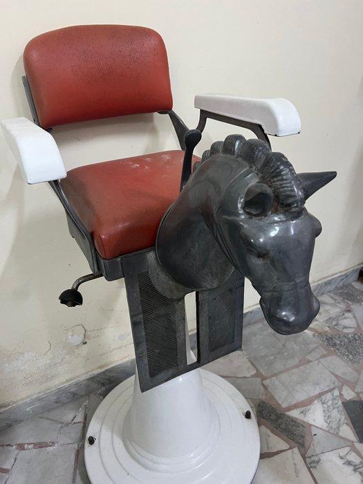 Kappersstoel - Metaal - Kinderkappersstoel met paardenhoofd, Antiek en Kunst, Antiek | Wandborden en Tegels