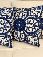 Set van drie kussens met bloemrijk decoratief naaiwerk -