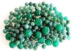 158 smaragdgroene handgesneden pompoenkralen - 486 Ct.