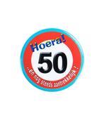 Button 50 Jaar Verkeersbord 5,5cm, Hobby en Vrije tijd, Feestartikelen, Verzenden, Nieuw