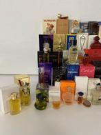 75 Miniatuur flesjes parfum in in verpakking. - Parfumfles